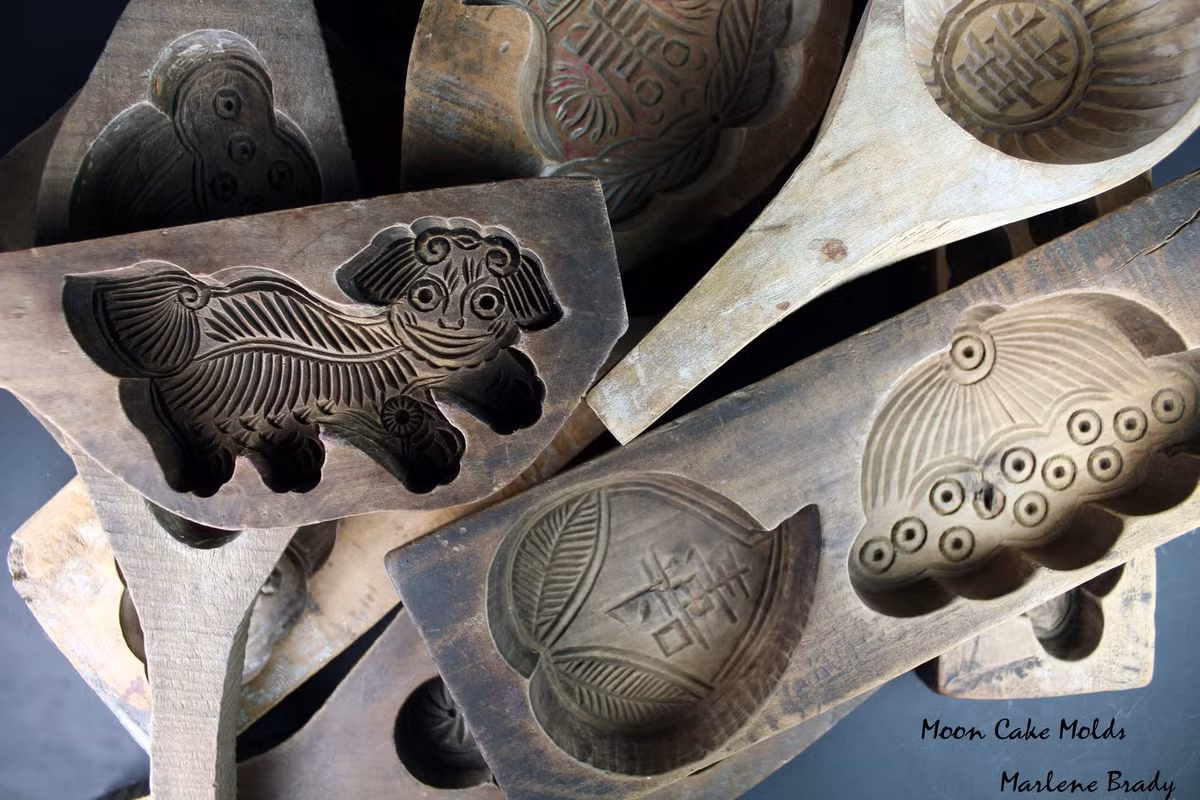 Gỗ thị và xà cừ là hai loại được lựa chọn để đúc khuôn bánh, vì có độ bền cao và ít bị mối mọt.