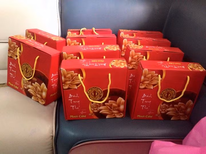 Với những người muốn làm bánh đem tặng có thể tìm mua các loại túi giấy hộp để món quà sang trọng, lịch sự hơn. Giá túi giấy 10.000 đồng/chiếc.