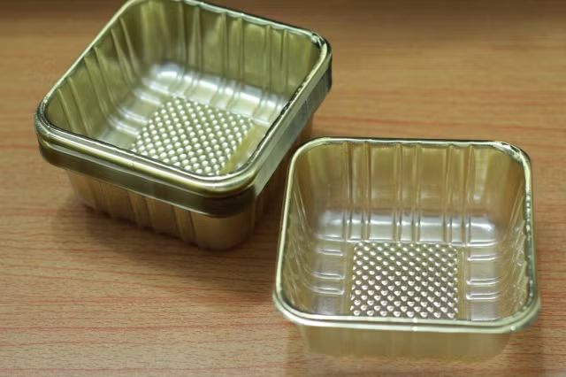 Ngoài ra, các loại khay túi để đựng bánh cũng được tìm mua để bảo quản bánh trung thu. Túi giấy được rao bán khoảng 15.000 đồng/20 cái