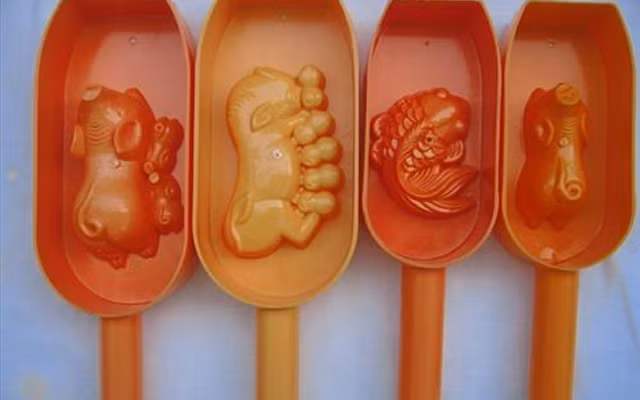 Những chiếc khay hình đàn lợn, cá chép được ưa chuộng.