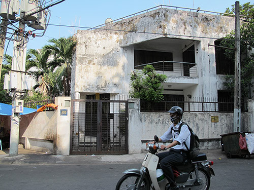 Cơ quan điều tra đã kê biên 3 BĐS do bầu Kiên và vợ đứng tên: Nhà và đất tại số 5, Hồ Biểu Chánh, phường 12 (Phú Nhuận, TP HCM); Nhà và đất ở tại số 22, Hoàng Dư Khương, phường 12 (quận 10, TP HCM). Ngoài ra, còn kê biên hơn 2.400m2 đất tại Bình Thạnh, TP HCM. Ảnh biệt thự ở Hoàng Dư Khương (TP HCM) của bầu Kiên.