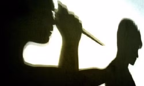 Nu sinh lop 10 bi ban hoc dung dao dam lien tiep