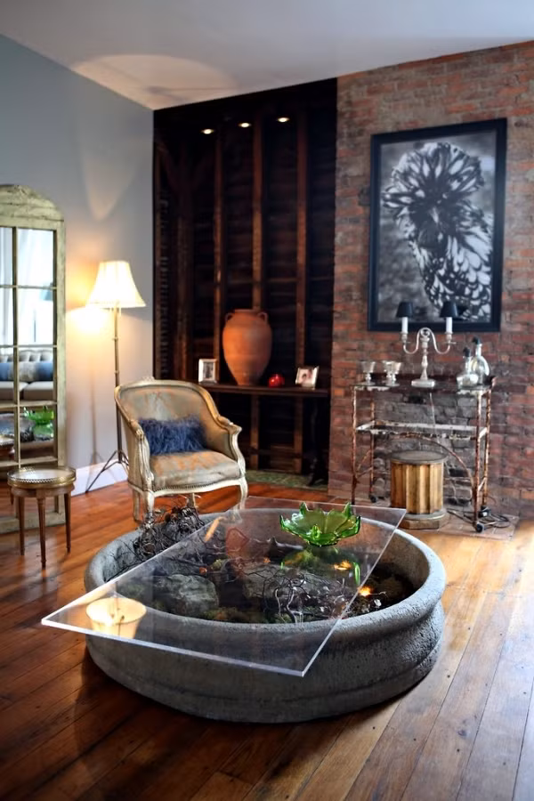 Một hồ nhân tạo với đá, cỏ, rêu và đèn chiếu sáng, kết cấu lạ của chiếc bàn này sẽ khiến nhiều người bất ngờ.