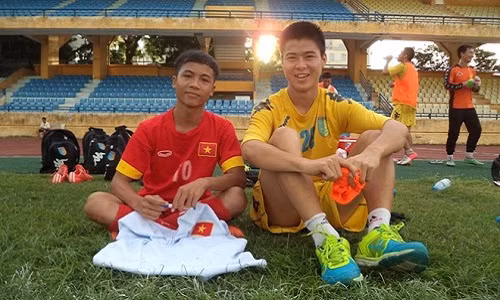 Tuy nhiên, Bùi Thanh Bình -bản sao Công Phượng cho biết quê em ở Thanh Trì (Hà Nội) và không có họ hàng với cựu đội trưởng U19 Việt Nam (quê ở Đô Lương, Nghệ An). Không chỉ xuất hiện trên sân tập của U19, cậu bé 15 tuổi Thanh Bình còn đạp xe hơn 10 km tới sân Hàng Đẫy để xem các buổi tập của CLB Hà Nội T&amp;T.