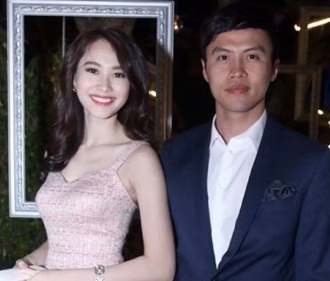 Mới đây, hình ảnh tiết lộ về người được cho là bạn trai Hoa hậu Đặng Thu Thảo khiến nhiều người quan tâm. Bạn trai tin đồn của hoa hậu tên thật là Nguyễn Trung Tín, sinh năm 1987, là con của ông bà chủ Tập đoàn Trung Thủy (TTG) - một tập đoàn lớn mạnh, chủ sở hữu của nhiều dự án bất động sản có tiếng tại Sài Gòn.