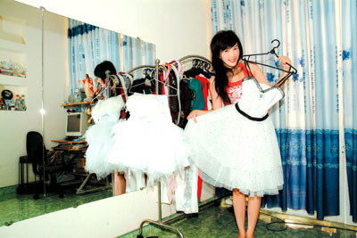 Một góc phòng được Bảo Thy sử dụng để treo những bộ đồ đẹp. Đây là thời điểm Bảo Thy được nhiều người biết đến sau cuộc thi miss audition 2006.