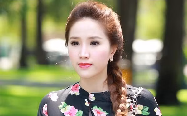 Sau nhiều năm dấn thân hoạt động nghệ thuật, Bảo Thy hoàn toàn "lột xác", trở thành ca sĩ trẻ xinh đẹp, được giới trẻ yêu thích. Cô cùng gia đình sống tại căn nhà mới, khang trang và hiện đại hơn rất nhiều.