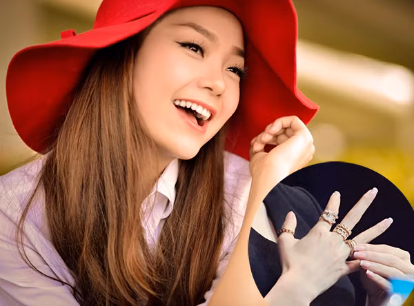 Ngày càng xinh đẹp, thay đổi phong cách thời trang thu hút, diễn viên - ca sĩ Minh Hằng thu hút mọi ánh nhìn với bộ nhẫn Chanel đắt tiền đeo trên tay khi cô ngồi ở vị trí giám khảo của chương trình truyền hình thực tế "Tôi là diễn viên".