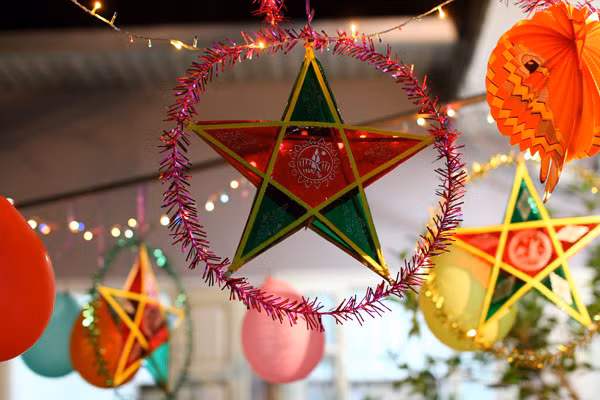 Sau khi hoàn thành phần đục lỗ, bạn đừng quên làm quai đèn, và sơn màu cho chiếc hộp.