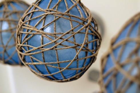 Thổi bóng bay theo kích thước bạn cần. Sau đó, nhúng dây gai vào keo sữa, quấn dây lên quả bóng khéo léo. Chờ keo sữa khô, bạn dùng kim làm nổ quả bóng, lấy xác bóng bay ra.