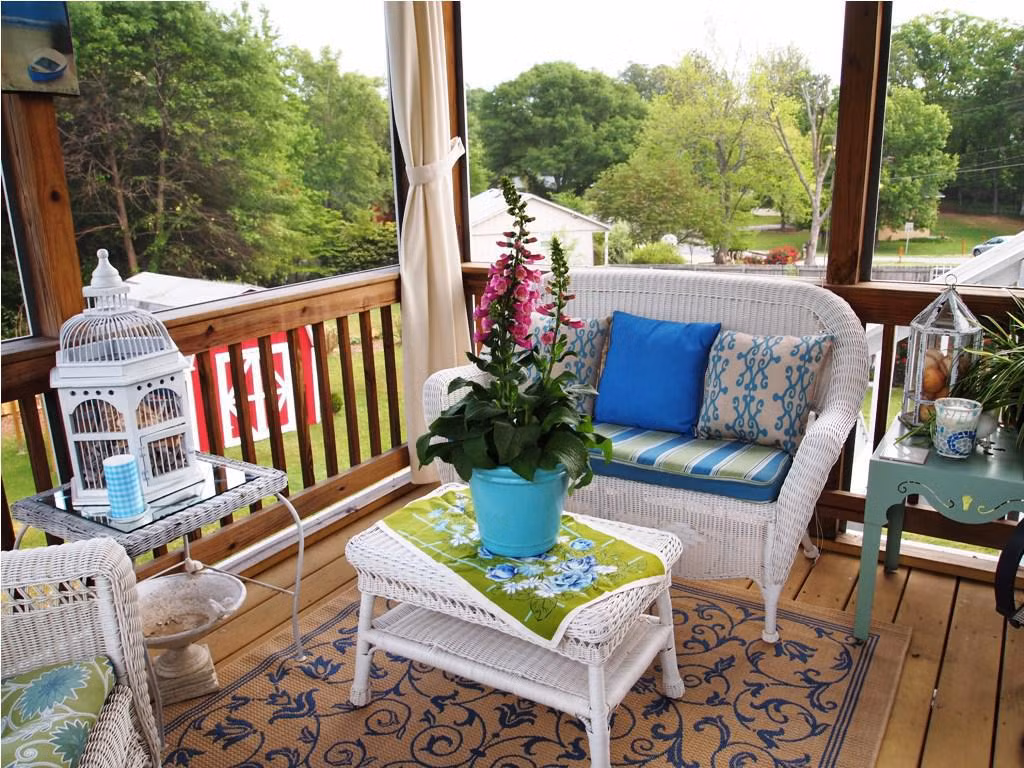 Chọn những bộ bàn ghế kiểu dáng đơn giản, thanh mảnh sẽ giúp khắc phục không gian hiên nhà thiếu diện tích, mang đến cái nhìn thông thoáng, thoải mái.