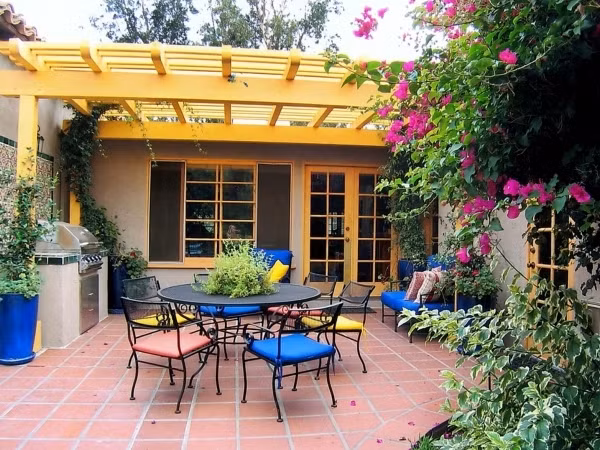 Trong căn nhà có phần cũ kỹ, mái hiện được làm bằng gỗ, hoặc nan gỗ, bạn có thể sơn sửa lại chúng. Sau đó, chọn những chiếc ghế, đồ trang trí ăn rơ màu sắc với phần mái.