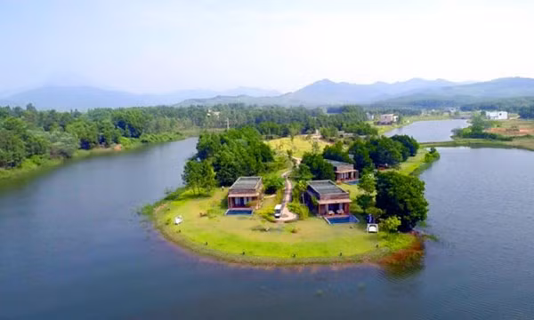 Nếu kinh phí không đủ để vào các khu Resort cao cấp ở Đại Lải (Vĩnh Phúc), bạn vẫn có thể đến đây và có một ngày vui chơi thoải mái. Các hoạt động như bơi thuyền ra đảo, đi xe trong rừng... gần gũi thiên nhiên. Để tiết kiệm chi phí, bạn có thể chuẩn bị đồ ăn từ nhà.