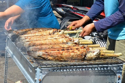 Thức ăn nướng, xông khói cũng là thứ bà bầu nên tránh: Đây là những món ăn tuy giúp tiêu hóa tốt nhưng lại có hại vì phải sử dụng than, củi để xông, nướng, gây ra những chất độc làm ô nhiễm thức ăn. Chất độc loại này thậm chí còn gây ung thư. Nghiên cứu cho thấy cứ 1 kg cá, thịt được xông nướng có đến mấy chục mg chất độc; hay 1 kg bánh mì nướng sẽ sản sinh 79 mg chất độc.