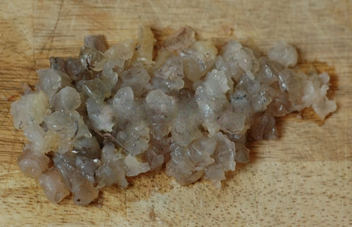 Cách làm món nem rán tôm thịt: Tôm lột sạch vỏ, một nửa băm nhuyễn, 1 nửa cắt hạt lựu. Đậu xanh trút vào nồi với nước xâm xấp cho lên bếp nấu 10 phút thì tắt bếp lấy đậu ra để ráo. Hành tím và hành tây băm nhỏ. Cà rốt và khoai môn thái sợi. Mộc nhĩ ngâm nước nóng, cắt cuống, làm sạch, băm nhỏ. Miến dong ngâm nước ấm, rửa sạch với nước lạnh rồi cắt khúc 2cm.