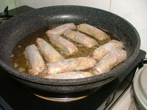 Trải bánh tráng ra, cho 1 ít nhân hỗn hợp nhân lên mặt bánh và cuốn. Cứ thế cuốn hết số nhân đã chuẩn bị. Để rán nem, đun 1 chảo dầu nóng, lần lượt cho từng cuốn chả giò vào chiên giòn vàng, vớt ra giấy thấm dầu.