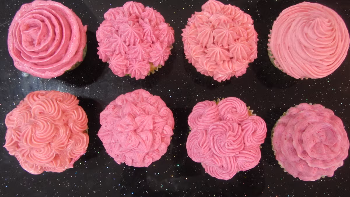 Thay vì dùng phẩm màu, hóa chất tạo màu, bột củ dền giúp nhuộm màu bánh trung thu tươi tắn, đẹp mắt.