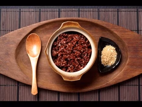 Đối với những người thích ăn thực dưỡng, có thể nấu món cơm lứt, xôi lứt từ gạo lứt. Đây là loại gạo rất giàu dinh dưỡng đặc biệt là các sinh tố và nguyên tố vi lượng.