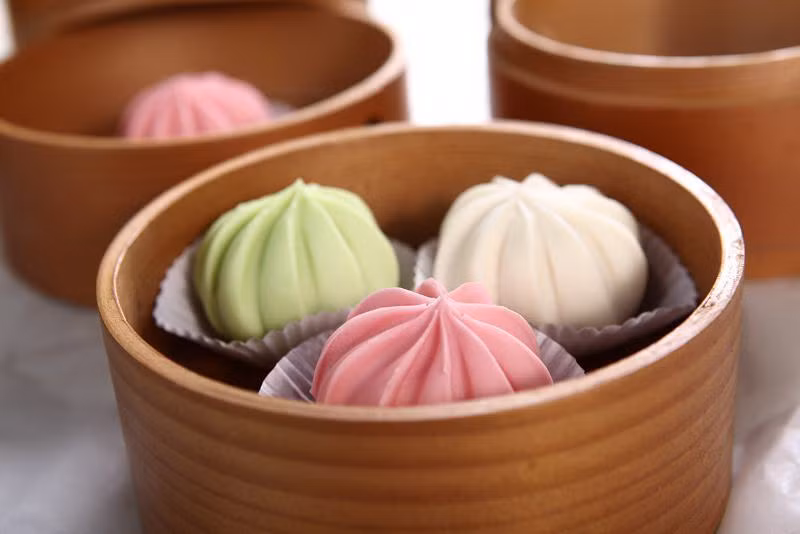 Bánh bao chay khoai môn, dứa... cũng có thể là một gợi ý cho thực đơn mâm cỗ. Giá mỗi túi 200g dao động trên dưới 12.500 đồng. Nếu tự mua bột mì, men để làm bánh ở nhà cũng có mức chi phí tương tự.