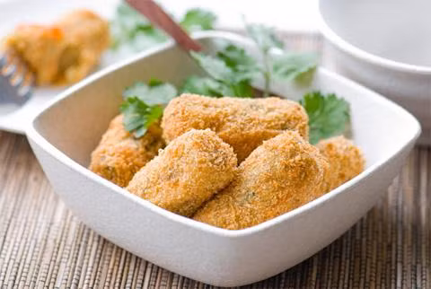 Nem chay làm từ các loại rau, củ cũng là một gợi ý món ăn trên mâm cỗ. Nguyên liệu cần chuẩn bị có đỗ tương, miến dong, nấm hương, nấm rơm, gia vị hành tỏi, dưa leo, bánh đa nem và các loại rau thơm.