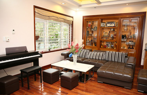 Nội thất trong nhà làm bằng gỗ, sử dụng gam màu trung tính, màu trầm, khiến không gian sống thêm sang trọng. (Nguồn ảnh: Khám phá).