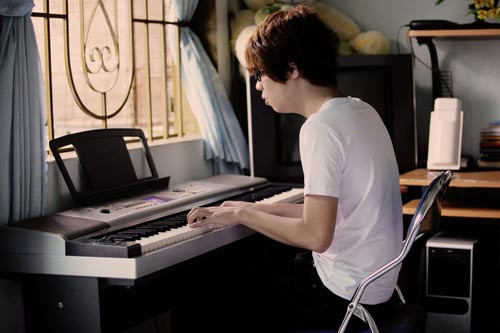 Sau đó, Bùi Anh Tuấn đã thuê một căn nhà nhỏ nằm tận quận 9, TP HCM để tiện cho việc luyện tập trong cuộc thi Giọng hát Việt. Chiếc đàn piano được đặt ở góc nhà, gắn với đam mê ca hát của Bùi Anh Tuấn.