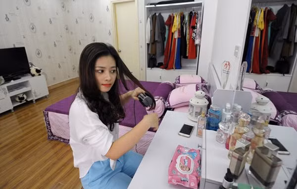 Không gian sống của Hoàng Yến khá ấm cúng, được bài trí gọn gàng. Đồ nội thất nổi bật trên nền nhà tông màu trắng nhẹ nhàng.