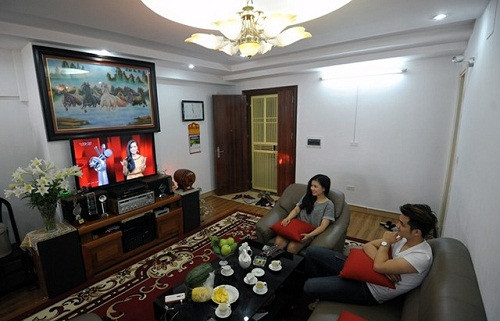 Được người hâm mộ biết đến nhiều hơn sau khi tham gia cuộc thi Giọng hát Việt 2013, ca sĩ trẻ Dương Hoàng Yến đã chuyển ra sống tại một căn hộ mới bình dân ở khu đô thị Văn Khê (Hà Đông, Hà Nội). (Nguồn ảnh: Zing).