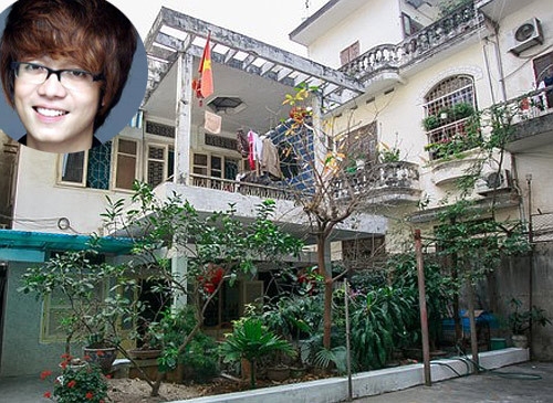 Bùi Anh Tuấn từng gây "sốt" với ca khúc "Nơi tình yêu bắt đầu" trong chương trình Giọng hát Việt 2012. Anh Tuấn lớn lên trong một căn nhà hai tầng giản dị, xây dựng từ rất lâu, nằm trong con ngõ nhỏ đường Giải Phóng (Hà Nội).