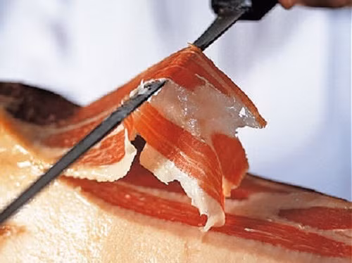 Tới khi chuẩn bị thịt để muối, lợn đen Iberia sẽ có chế độ ăn kiêng hoàn toàn là trái olive hoặc quả đầu sồi. Với những loại thịt heo muối thứ phẩm, người ta sẽ trộn quả đầu sồi với những đồ ăn thương mại.