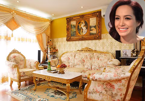 Bộ sofa, đồ trang trí (tranh, khung ảnh, bình hoa) có nhiều chi tiết mang dáng dấp cổ điển, kết hợp với phong cách hiện đại, làm cho căn phòng toát lên vẻ trang trọng, lịch sự.