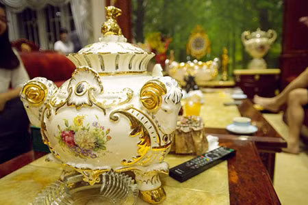 Đồ vật trong nhà Trang Nhung đều mang phong cách hoàng gia châu Âu.