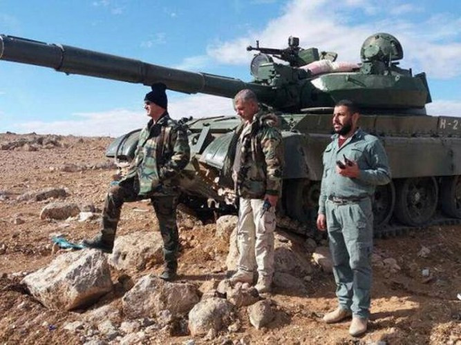 Tại tỉnh Deir ez-Zor, các binh sĩ SAA với sự yểm trợ của không quân đã tổ chức một cuộc đột kích vào sa mạc Badiya es-Sukhne giáp với Raqqa.