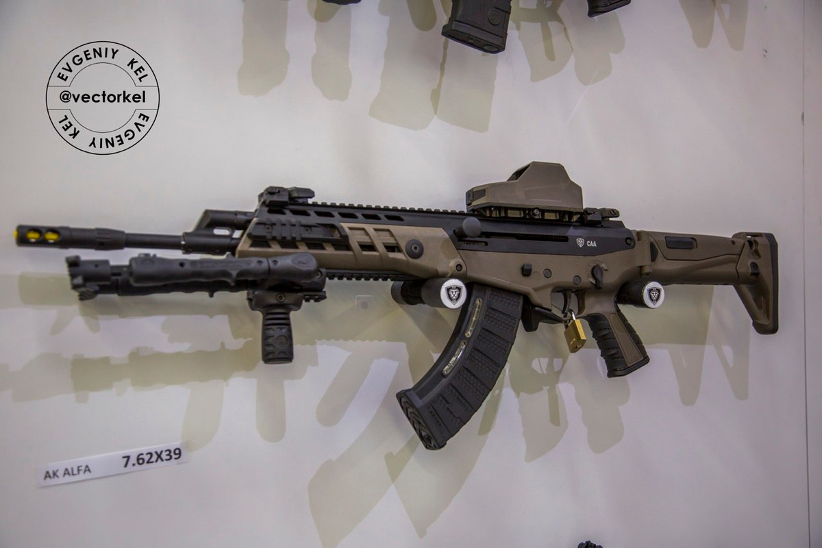 Khi phát triển súng trường AK-Alfa, các nhà sản xuất vũ khí của Israel quyết định áp dụng sơ đồ cơ sở của súng AK-47, dựa vào nguyên lý trích khí dài để súng hoạt động và kết hợp nó với các chi tiết “treo”; cho nên dù có bị đất đá văng vào, các cơ cấu vẫn tiếp tục hoạt động như chưa hề có gì xảy ra.