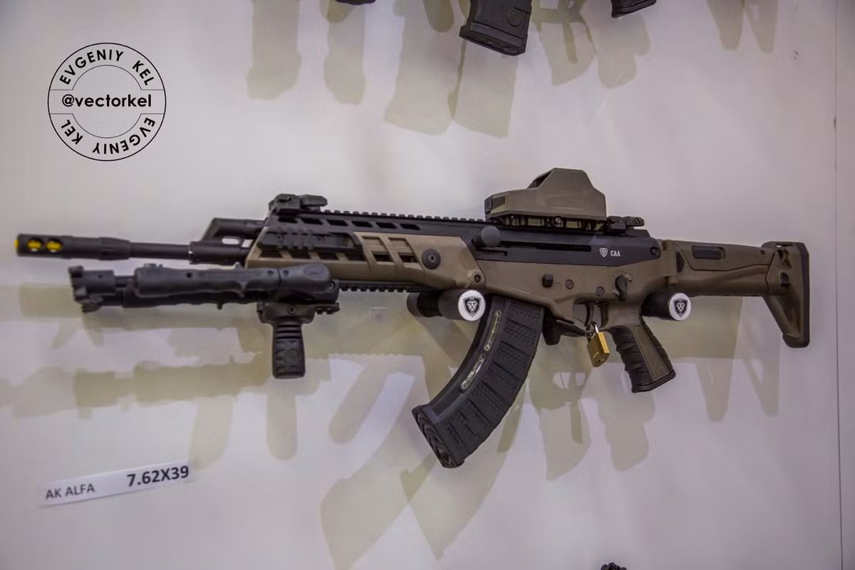 Khi phát triển súng trường AK-Alfa, các nhà sản xuất vũ khí của Israel quyết định áp dụng sơ đồ cơ sở của súng AK-47, dựa vào nguyên lý trích khí dài để súng hoạt động và kết hợp nó với các chi tiết “treo”; cho nên dù có bị đất đá văng vào, các cơ cấu vẫn tiếp tục hoạt động như chưa hề có gì xảy ra.