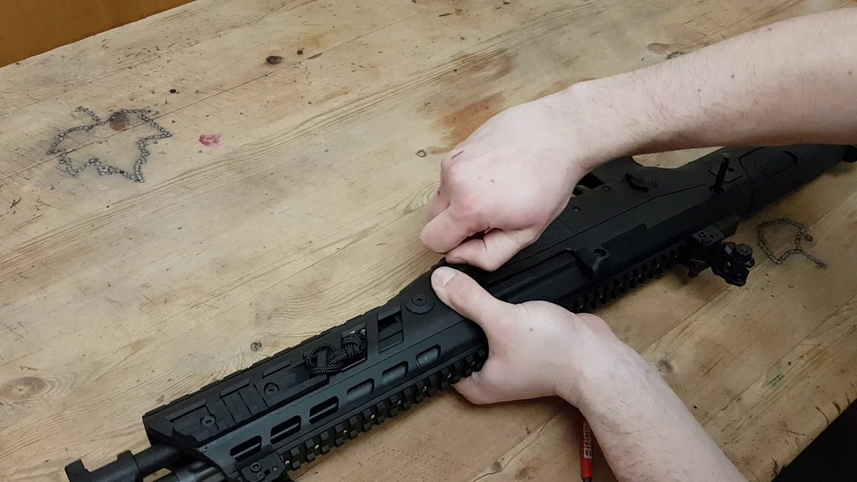 Một cải tiến mang tính cách mạng của AK-Alfa là nhiều chi tiết súng được làm bằng nhựa, do hiện nay có nhiều loại vật liệu polime không thua kém kim loại về độ bền; vì vậy AK-Alfa sẽ nhẹ hơn, không bị gỉ, không bị dẫn nhiệt.