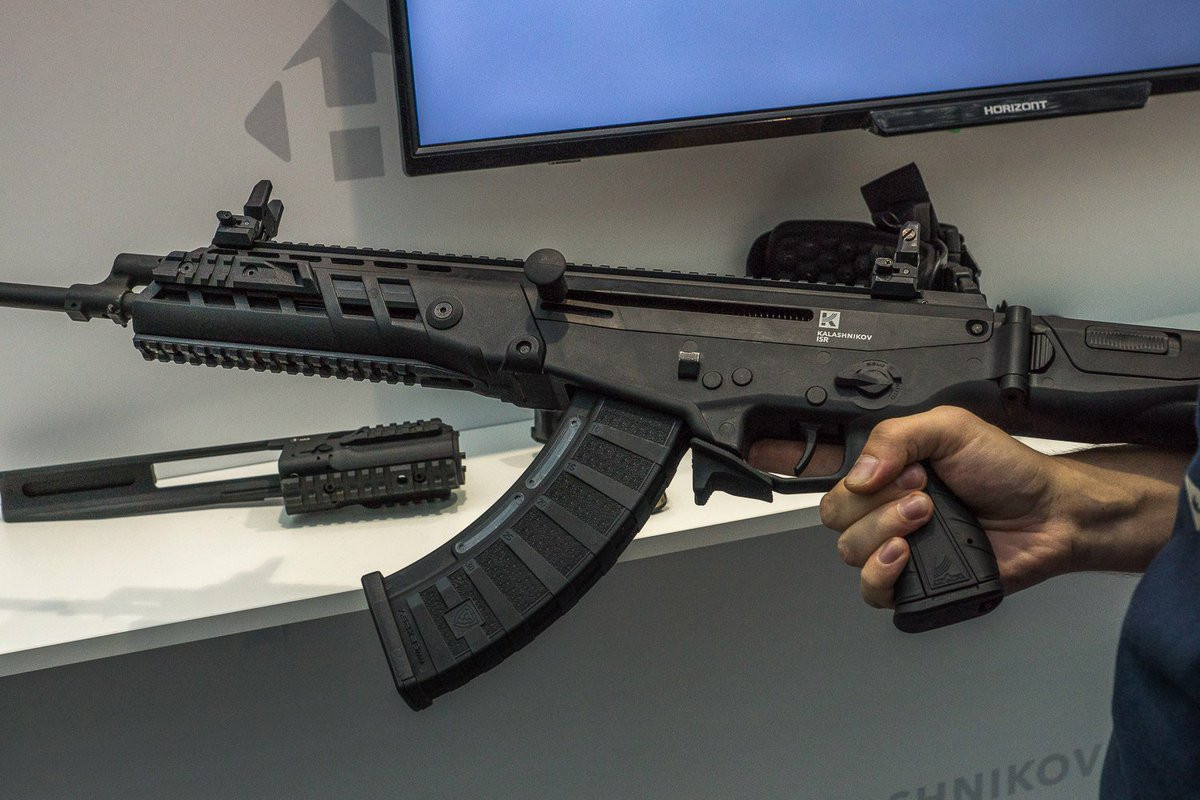 Giải pháp mới được áp dụng nữa là nòng súng AK-Alfa gần như được treo tự do, không tiếp xúc vào ốp nòng súng. Nhờ giải pháp kỹ thuật như vậy, nên thân súng ít chịu rung lắc của nòng súng khi bắn, dẫn đến sự ổn định đường đạn và độ chụm của đạn; nguyên lý này trước kia chỉ được ứng dụng trong các súng bắn tỉa.