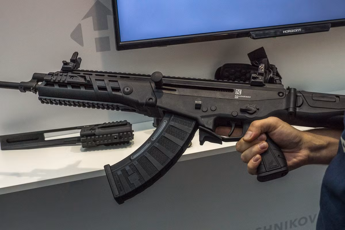 Giải pháp mới được áp dụng nữa là nòng súng AK-Alfa gần như được treo tự do, không tiếp xúc vào ốp nòng súng. Nhờ giải pháp kỹ thuật như vậy, nên thân súng ít chịu rung lắc của nòng súng khi bắn, dẫn đến sự ổn định đường đạn và độ chụm của đạn; nguyên lý này trước kia chỉ được ứng dụng trong các súng bắn tỉa.