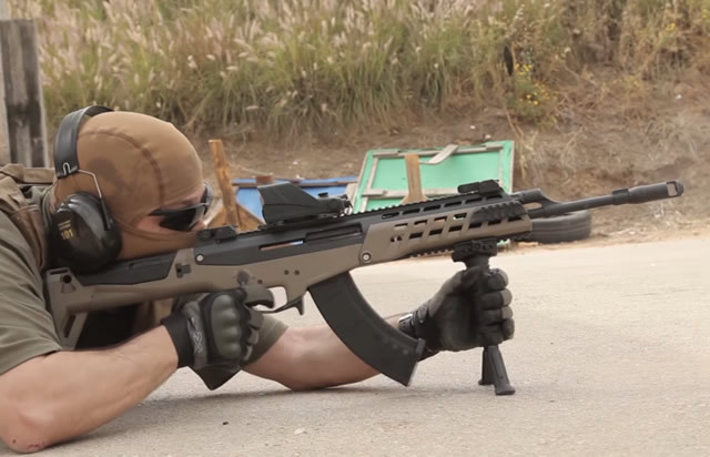 Ngoài ra, AK-Alfa hoàn toàn đủ khả năng nâng cấp tiếp để trở thành một loại súng trường bắn tỉa, nhờ các loại phụ kiện chuyên dụng. Bên cạnh phiên bản bắn đạn 7,62 mm truyền thống, đã xuất hiện biến thể sử dụng đạn 5,56 mm theo chuẩn của NATO.