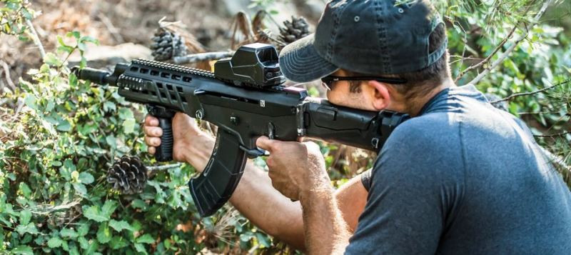 Tay kéo khóa nòng có thể thay đổi, xạ thủ có thể lắp nó về bên phải hay về bên trái tùy thuộc vào sự thuận tiện của mình. Thích bên nào, thì lắp bên đó. Việc thay đổi vị trí tay nắm không cần bất cứ dụng cụ phức tạp nào, chỉ cần vài giây; cùng với đó là khóa an toàn như của súng M-16, rất thuận tiện khi sử dụng.