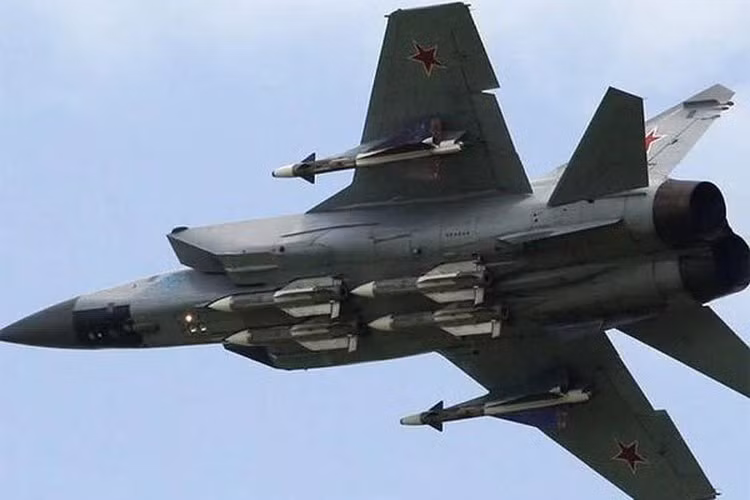 Khi so sánh khả năng chiến đấu trên không của MiG-31 và F-22, Phó Giám đốc thiết kế từ năm 1971 đến năm 1999 và là Giám đốc Trung tâm tư vấn Kỹ thuật tại Văn phòng Thiết kế Mikoyan, ông Valentin Stepanov lưu ý như sau.