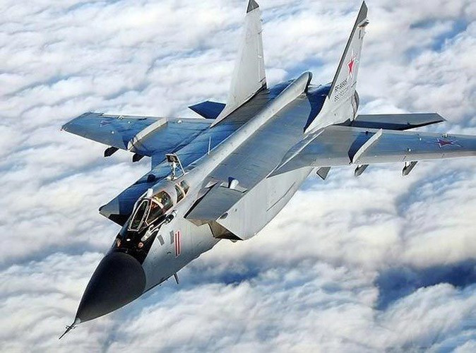 "MiG-31 nhanh hơn đáng kể so với F-22. Phạm vi đánh chặn tầm xa của nó là rộng hơn. MiG-31 thực sự là tiêm kích đánh chặn linh hoạt với khả năng tốt nhất trên thế giới".