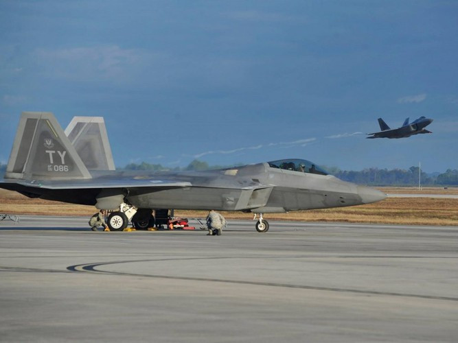 F-22 mang theo 6 tên lửa AIM-120D AMRAAM với tầm bắn 180 km, cũng như 2 tên lửa tầm ngắn AIM-9X trong khoang vũ khí bên trong của nó. Trọng tải tương đương với người tiền nhiệm F-15C và tăng gấp đôi so với F-35A.