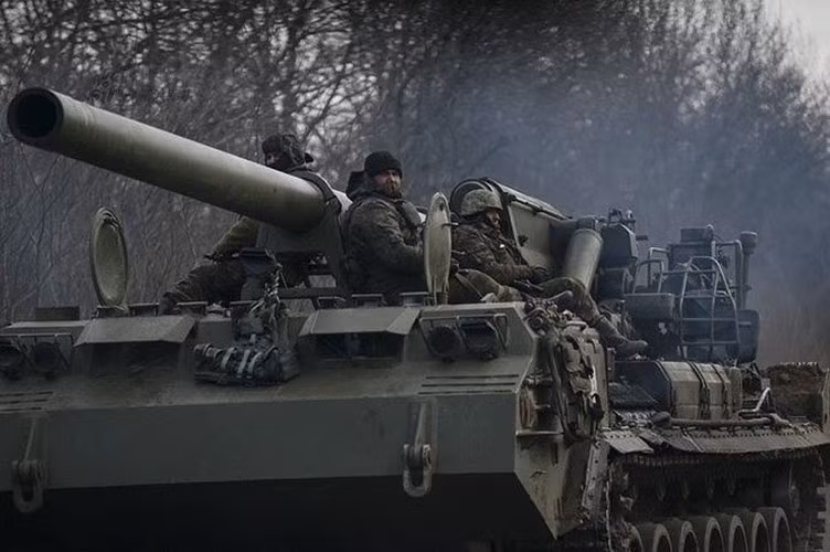 Để đề phòng trường hợp động cơ chính hư hỏng, 2S7 Pion có thêm hệ thống năng lượng phụ trợ công suất 24 mã lực dùng khi cần thiết.