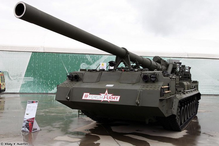 Pháo tự hành 2S7 Pion được phát triển trong thời kỳ Chiến tranh Lạnh, khi cả Liên Xô và Mỹ đều theo đuổi việc chế tạo pháo tự hành cỡ lớn đủ khả năng bắn đạn pháo hạt nhân chiến thuật.