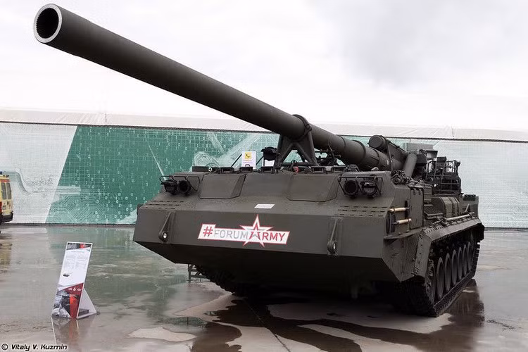 Pháo tự hành 2S7 Pion được phát triển trong thời kỳ Chiến tranh Lạnh, khi cả Liên Xô và Mỹ đều theo đuổi việc chế tạo pháo tự hành cỡ lớn đủ khả năng bắn đạn pháo hạt nhân chiến thuật.