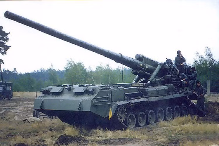 Pháo tự hành 2S7 Pion sử dụng khung gầm bánh xích đặc biệt được phát triển riêng.