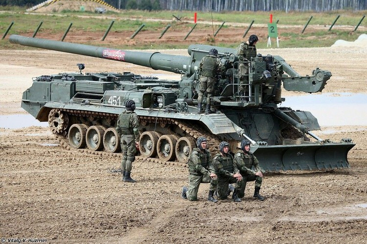 Việc Nga nâng cấp và tái trang bị những loại pháo tự hành lớn chỉ là giải pháp ngắn hạn trong bối cảnh nền kinh tế Nga đang bị phương Tây cấm vận và chi tiêu quốc phòng đang bị cắt giảm vì kinh tế sa sút. Bên cạnh đó, chiến phí tại Syria ngày một tăng, khiến cho các hệ thống vũ khí hiện đại bị cắt giảm và thay vào đó là việc nâng cấp vũ khí cũ.