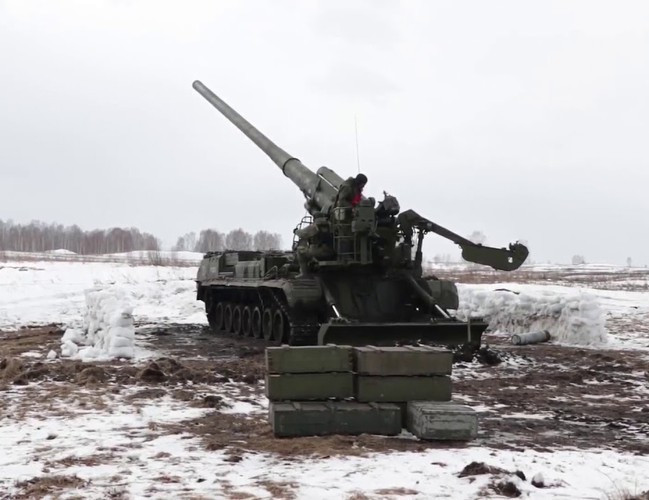 Với loại đạn tăng tầm (gắn động cơ) nặng 103kg và chứa 13,8kg thuốc nổ, tầm bắn lên đến 47,5km.