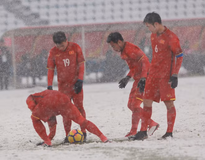Xuân Trường và đồng đội cào tuyết giúp Quang Hải đá phạt thuận lợi hơn. Ảnh: Tùng Lê.